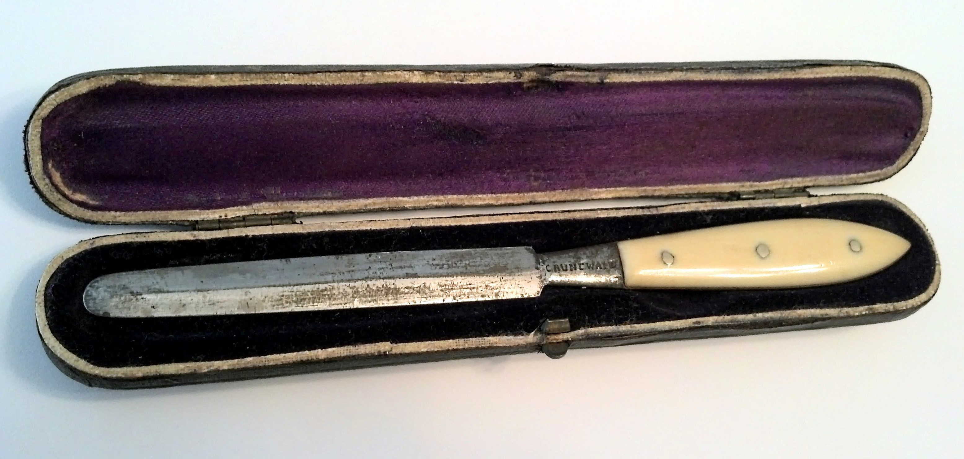 Grunewald knife CircCentral
                collection